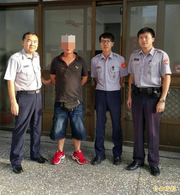 陳姓嫌犯（左二）涉嫌在小吃部竊取友人現鈔發小費，警方訊後依竊盜罪嫌移送法辦。（記者陳燦坤翻攝）