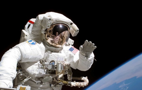 最新科學研究顯示，太空人若長時間待在太空環境，恐怕會嚴重損害太空人視力，甚至會影響眼球與大腦組織。（圖擷自NASA）