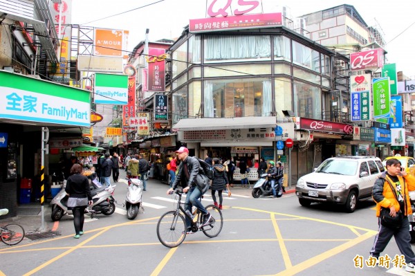 三名男大生在公館商圈排隊購買熱門球鞋，公然聚賭的情況遭警方以現行犯逮捕。示意圖與事件無關。（資料照）