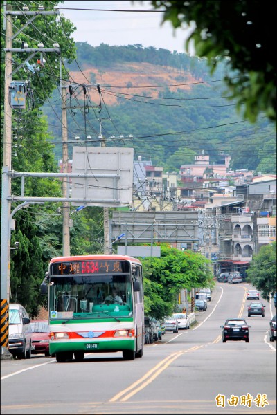 在兩、三公里外就可看到遠方的「車路坑」被鬼剃頭。（記者黃美珠攝）