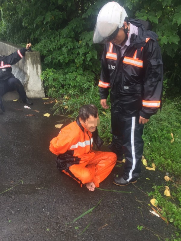 毒品通緝犯林男跑不贏員警，被員警追上逮住，只好乖乖就範。（圖記者張聰秋翻攝）