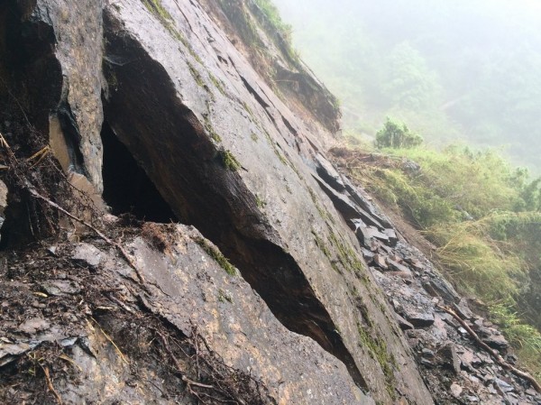 玉山主峰線部分步道遭掉落的頁岩石塊阻斷，致暫停對外開放。（記者謝介裕翻攝）