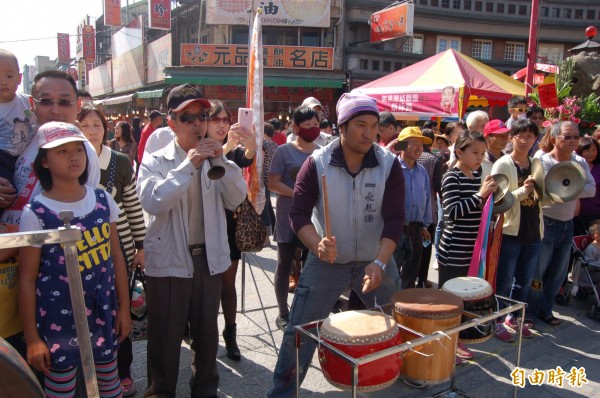 藝師吳登興（前排左三）今年獲雲林縣藝術教育頁獻獎。（記者陳燦坤攝）