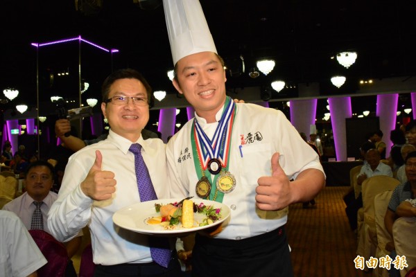 全國麗園大飯店主廚楊俊民把茉莉花入菜，讓茉莉花結合鮭魚和飯團，推出「茉香煙燻油封鮭魚搭黃金烤米飯糰」，該道菜在活動場合亮相，連縣長魏明谷也豎起大拇指說讚。（記者張聰秋攝）