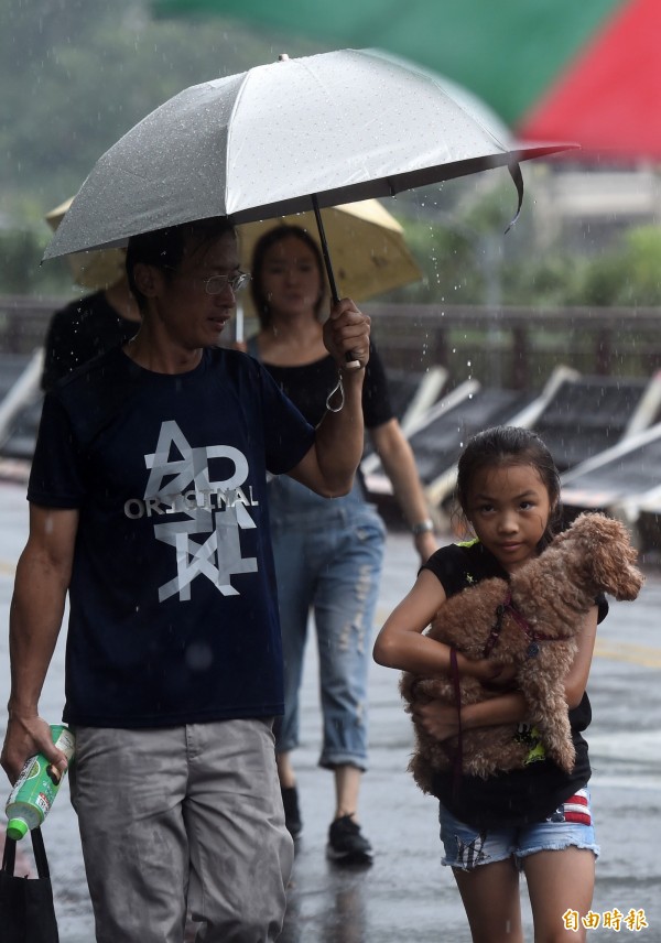 明天太平洋高壓逐漸增強，中南部雖仍有雨，但降雨強度和範圍減緩，其他地區留意午後雷陣雨。（資料照，記者簡榮豐攝）