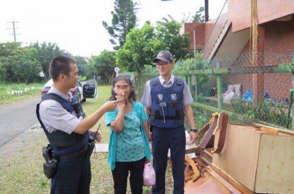 警方協助鄭姓老婦平安返家。（記者周敏鴻翻攝）