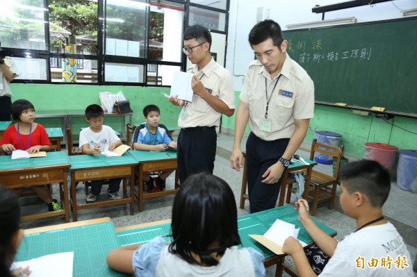 民政局安排役男舉辦課輔夏令營，藝人修杰楷（右）也一起指導學童。（記者林欣漢攝）