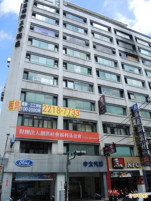 創世新店分院在三樓，右上角即為發生火災的安養中心。（記者翁聿煌攝）