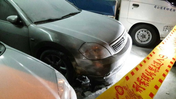 停車場轎車遭縱火，警方封鎖勘查中。（記者邱俊福翻攝）