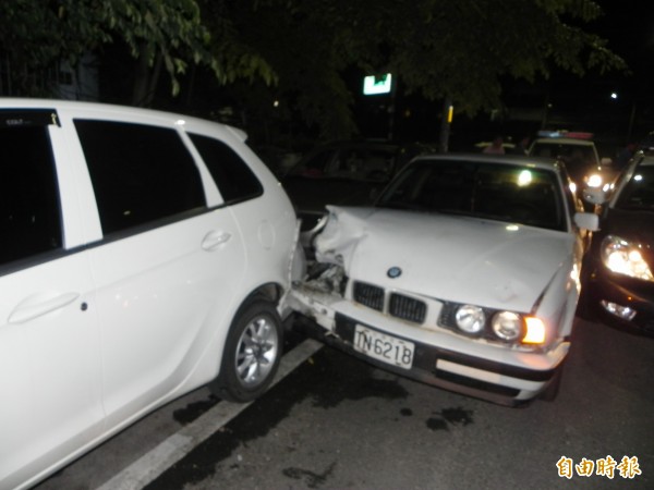 盧嫌開偷來的車逃逸過程多次擦撞路旁車輛。（記者黃淑莉攝）