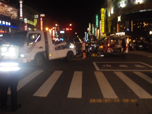 高市拖吊車「小白」左轉與機車擦撞，機車騎士重傷命危，肇責有待釐清。（記者黃良傑翻攝）