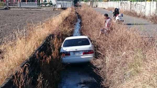 車子跌落大排水溝，人車毫髮無傷。（記者顏宏駿翻）