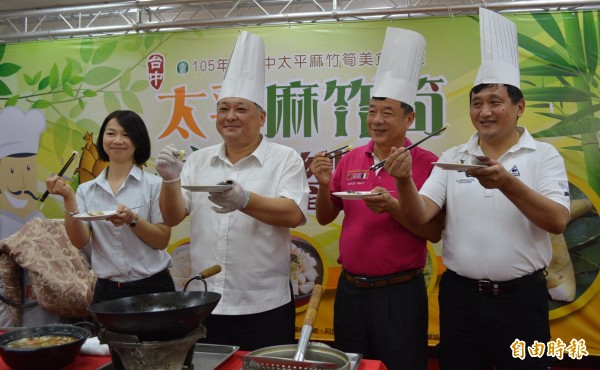 太平農會推出麻竹筍大餐，市府農業局魏慧珍科長（由左至右）、農會總幹事余文欽、理事長林章吉、常務監事陳展群今天邀請大家訂桌吃美食。（記者陳建志攝）