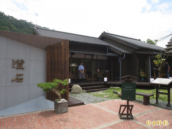 車埕林班道與餐飲業合作，將台鐵正、副站長日式宿舍改造成食尚餐廳，成為當地另一景點與用餐選擇。（記者劉濱銓攝）