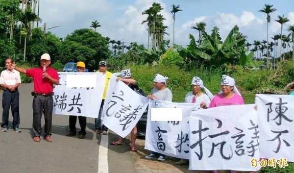 南投縣名間鄉茶農遭詐賭千萬多元疑案，其親友一度以抗議手段阻止土地被出售。（記者謝介裕攝）