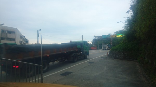 蘇花公路於連假期間研擬禁行21噸以上大貨車。（照片由讀者提供）