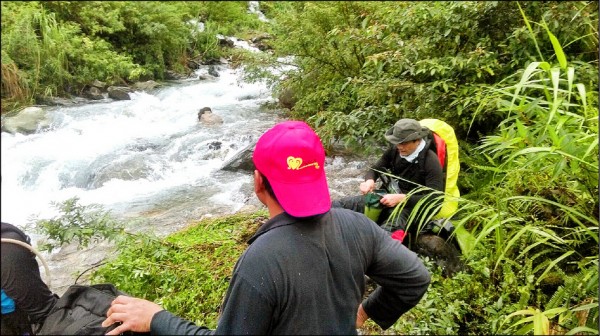 大批警消人員拔山涉水搜救。（記者邱芷柔翻攝）