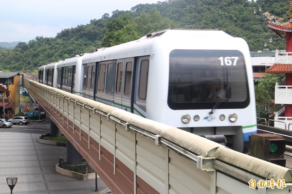 捷運文湖線行車可靠度日漸提升，原配置隨車人員，將在明年陸續減少。（記者郭逸攝）