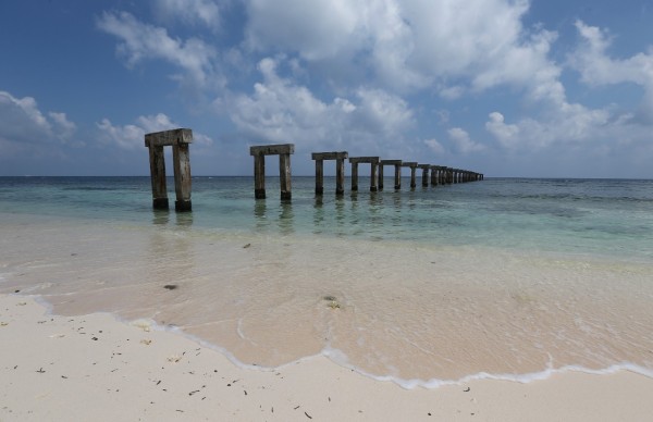 太平島，南海沙灘美景與棧橋。（太平島採訪團提供）