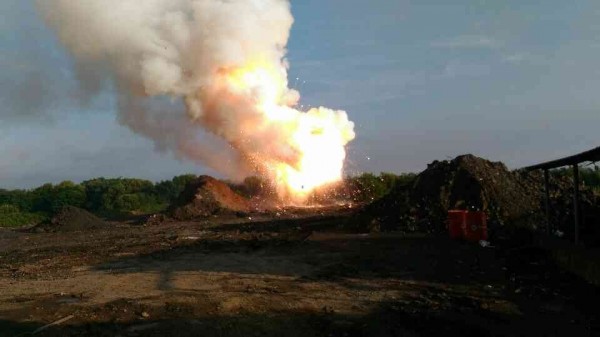 國道三末端旁邊的空地不明原因燃燒。（記者陳彥廷翻攝）