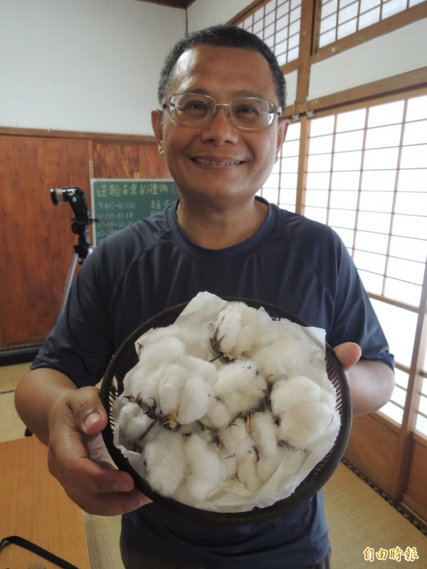 堅持在虎尾種植棉花的鄭宗坤。（記者廖淑玲攝）