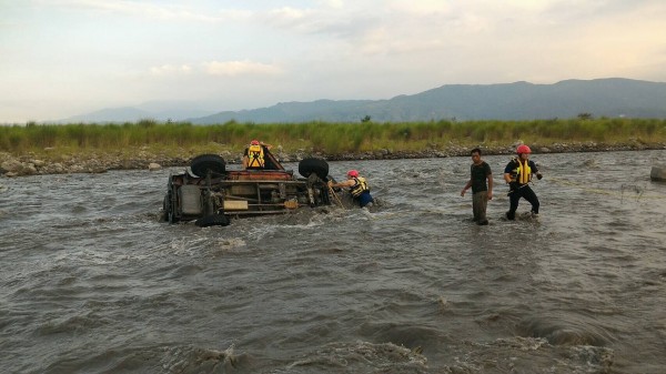 宜蘭消防局接獲報案，陳姓男子車輛翻覆失聯，目前已被發現無生命跡象搶救中。（記者林敬倫翻攝）