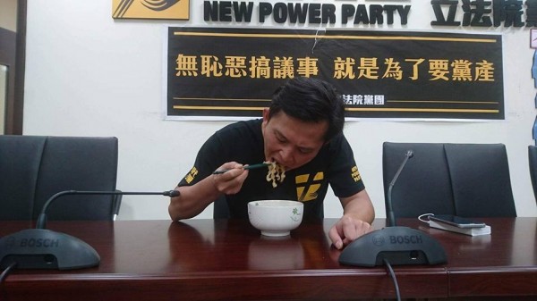 國民黨為擋「不當黨產處理條例草案」，提出294個議程變更案杯葛議事。時代力量立委黃國昌怒批，被國民黨浪費了1天，只好暫回辦公室吃麵。（圖擷取自黃國昌臉書）