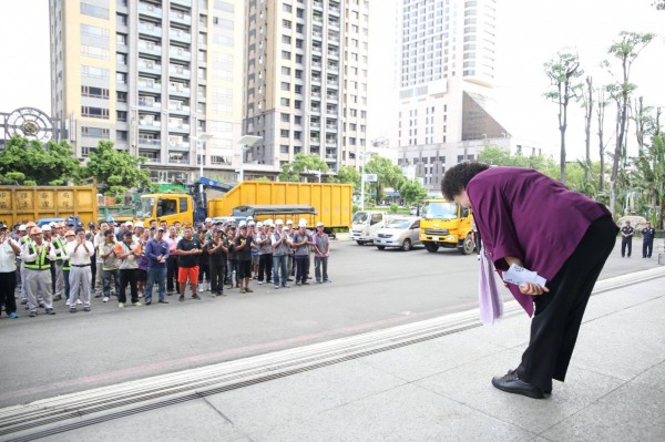 高雄市救災團隊協助台東工作告一段落後，今日返回高雄，市長陳菊以深深的一鞠躬，向救災團隊敬意、感謝。（圖擷取自陳菊（花媽）市長臉書）