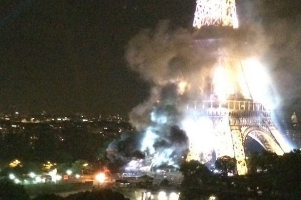 巴黎艾菲爾鐵塔冒出濃煙，幸虧是一場虛驚。（圖片擷取自鏡報）