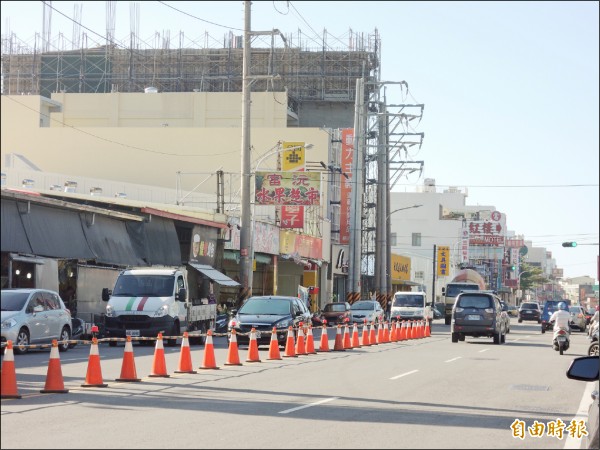 為改善「想轉彎就轉彎」亂象，串連福興與鹿港的中正路，先用交通錐暫時權充中央分隔島。（記者劉曉欣攝）