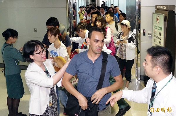 受土耳其發生軍事政變影響，伊斯坦堡機場暫時關閉，長榮航空今日零晨0點30分由桃園出發前往伊斯坦堡之BR79航班因此折返，航機於上午11時返抵桃園機場。（記者朱沛雄攝）