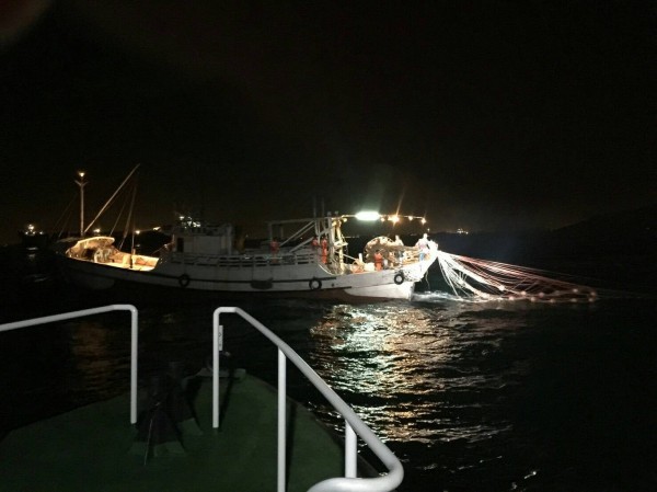 高雄海巡隊於旗津外海發現漁船違規拖網捕魚。（記者黃旭磊翻攝）