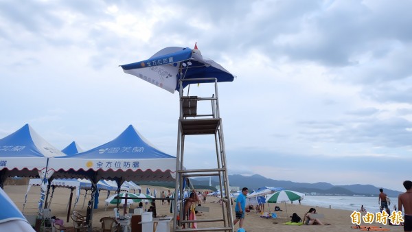 救生員發現該男子時已無生命跡象。（記者吳政峰攝）