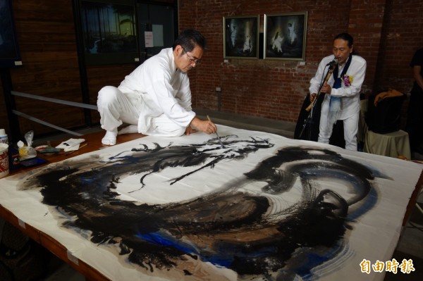 日本畫僧內藤香林，來台展出50幅禪想靈性畫作，今於淡水文化園區即興作畫，氣勢十足。（記者葉冠妤攝）