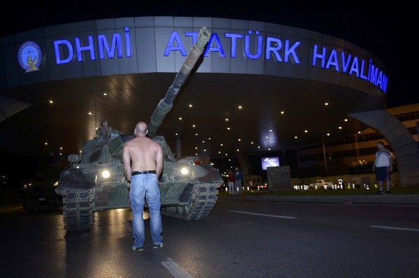 土耳其爆發軍事政變，有民眾為阻止坦克前進，站在坦克前與坦克指揮官不斷對峙。（路透）