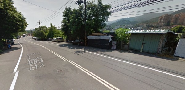 陳男開車在新店區安康路3段貿然迴轉，郭男因閃避不及而撞上，人車倒地，左手肘、左大腿擦傷與挫傷，不料陳男竟肇事逃逸。示意圖。（圖擷取自Google Map）