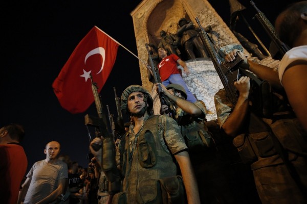 土耳其於台北時間4點發生軍事政變，外交部將土耳其旅遊警示燈號提升為「紅色」。 （美聯社）