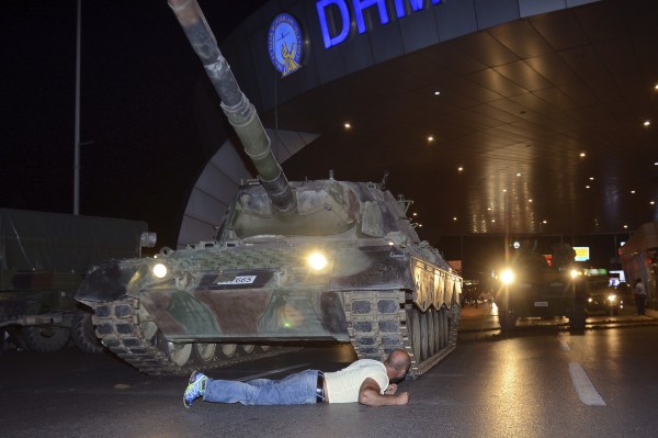 總統艾爾段（Recep Tayyip Erdoğan）成功抵達伊斯坦堡阿塔圖克國際機場。圖為機場附近民眾用肉身抵擋坦克。（美聯社）