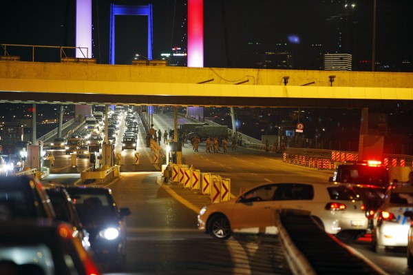土耳其軍方出現異常的行動，軍方已封閉了博斯普魯斯跨海大橋，但總理不願證實發生了軍事政變。（美聯社）