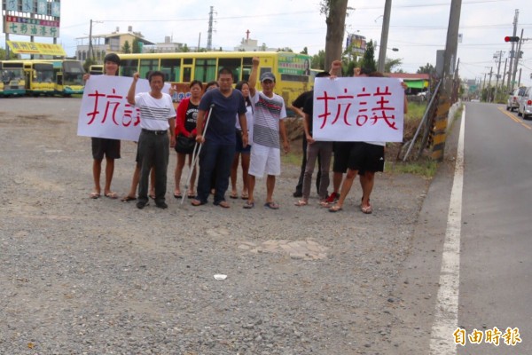 地方村民向屏東客運抗議，直批屏客停車場未妥善管理，造成多名騎士摔傷，罔顧用路人安全。（記者邱芷柔攝）