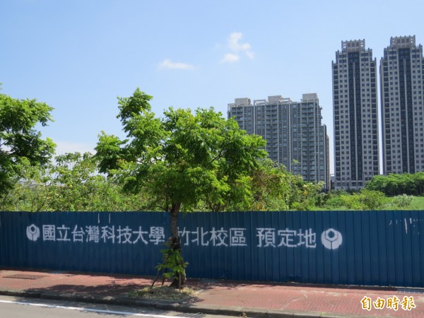 新竹縣府把竹北市台科段文教區用地，辦理設定地上權招標，投標資格為外僑學校，因無人投標而流標。（記者蔡孟尚攝）