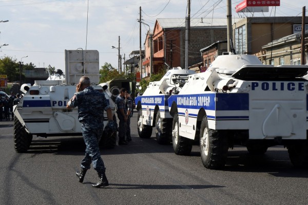 一群武裝份子挾持亞美尼亞首都葉里溫（Yerevan）的一間警察局，警方出動裝甲車封鎖道路，與挾持者展開和平談判。（路透）