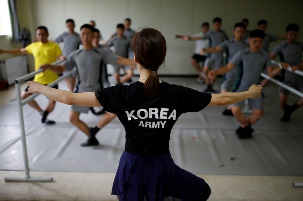 南韓軍方為了緩和非軍事區士兵的緊張情緒，特別請來頂尖芭蕾舞師資教導士兵如何跳舞，透過練舞的過程化解平時執勤壓力。（路透）