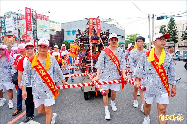 豐原城隍祭遶境，城隍爺坐日本神轎，十分吸睛，更是特色。（記者歐素美攝）