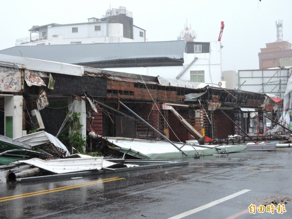 尼伯特颱風重創台東，多位議員要求減免房屋稅。（記者張存薇攝）