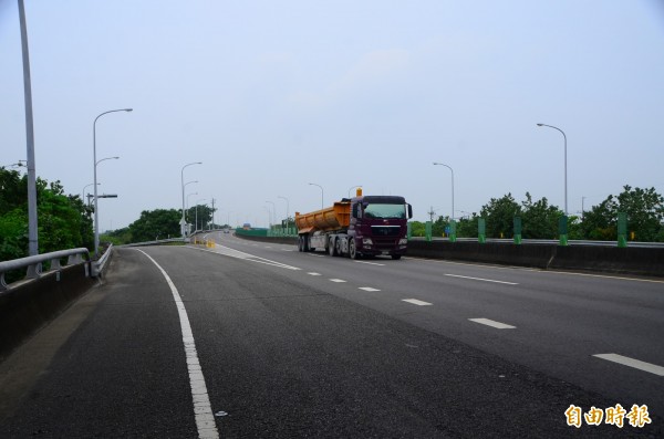 台86線大潭至歸仁交流道路段，週三下午將恢復全面暢通。（記者吳俊鋒攝）