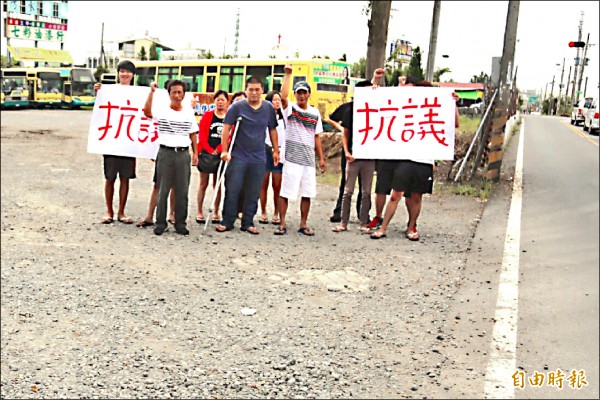 地方居民向屏東客運抗議，直批屏客潮州停車場未妥善管理，造成多名騎士摔傷，罔顧用路人安全。（記者邱芷柔攝）