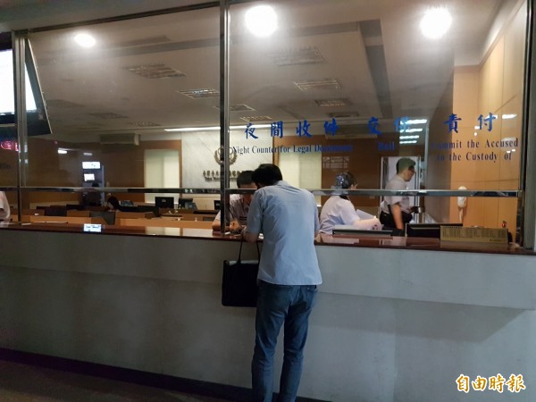 何益国的亲友到台北地检署关心何益国的交保状况。（记者钱利忠摄）