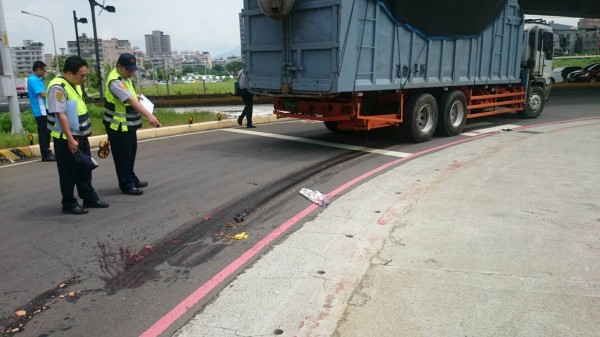 薛女遭輾，被車輪拖行約10公尺。（記者黃捷翻攝）
