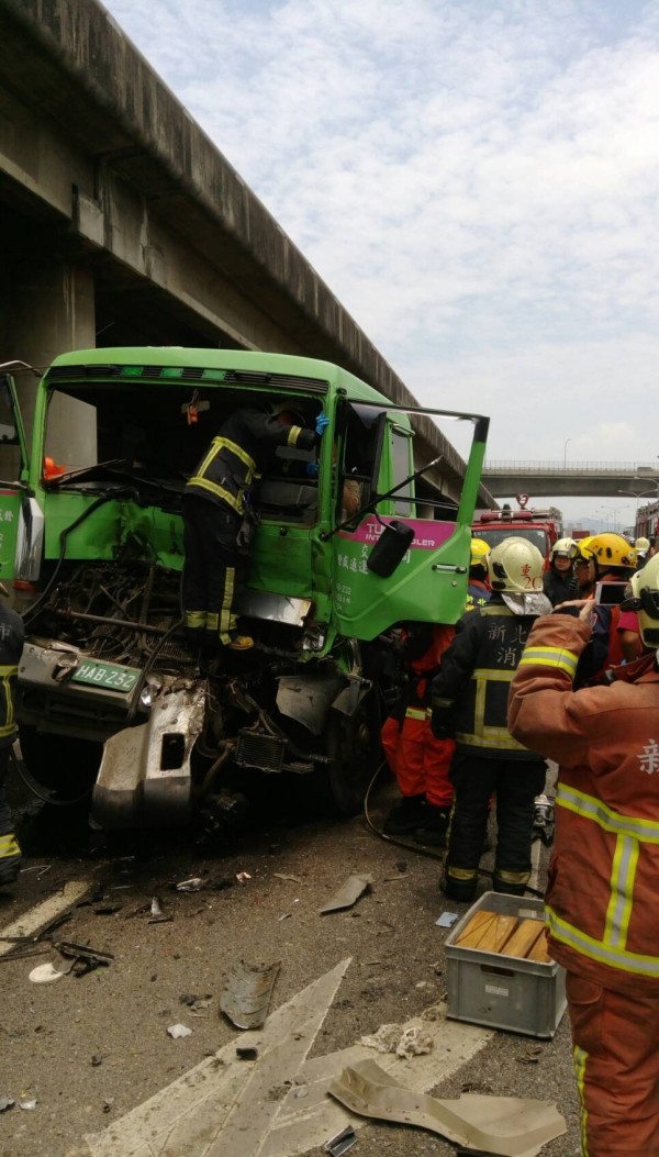 警消人員破壞車體搶救受困駕駛。（記者曾健銘翻攝）